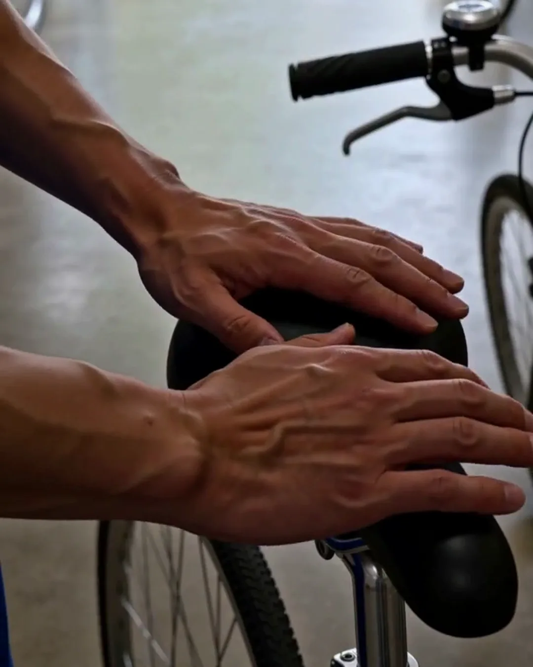 自転車のサドルに置かれた手