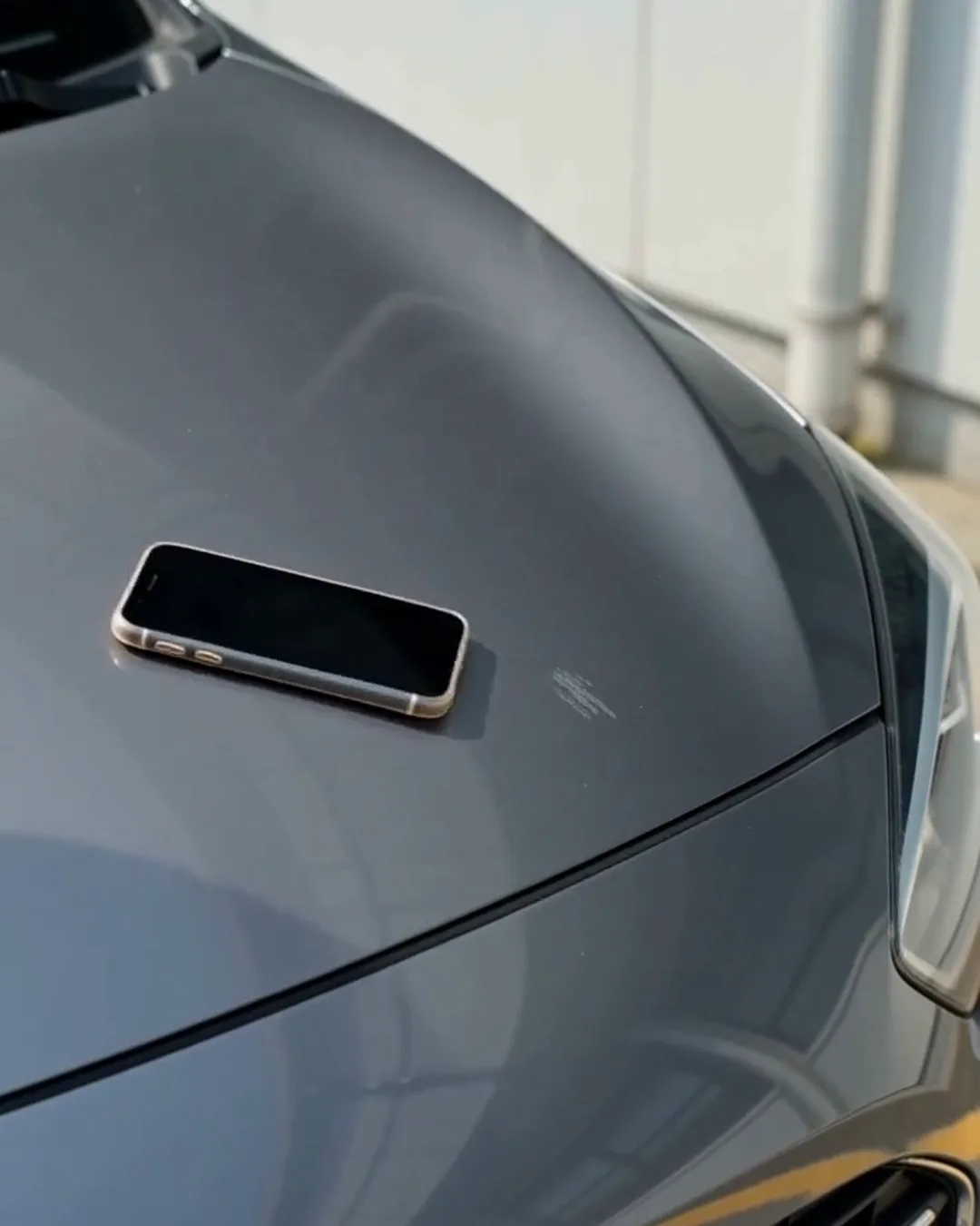 灰色の車のドアについた、小さな傷の寄り