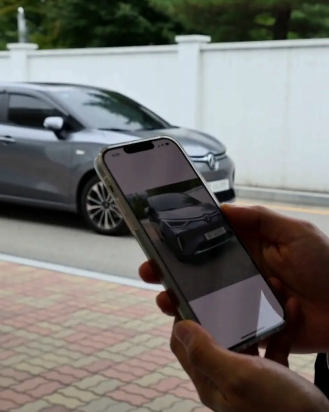車の鍵を手渡している手元
