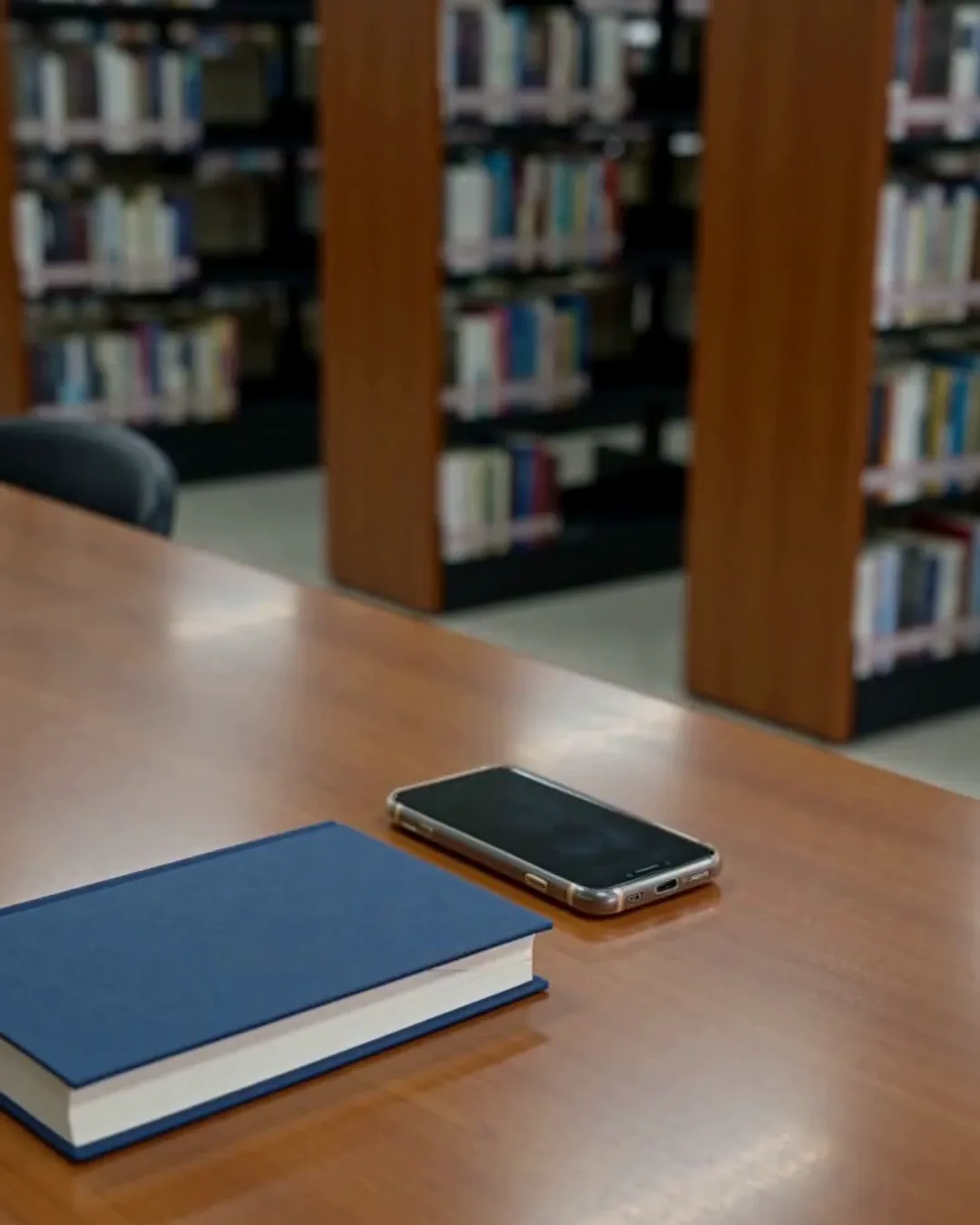 図書館のカウンターに置かれた、一冊の本と貸出カード